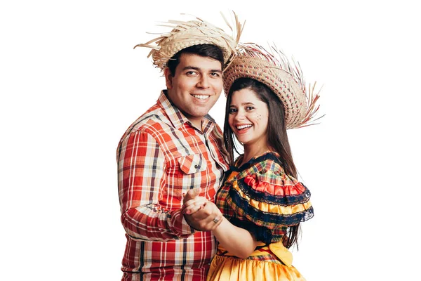 Casal brasileiro vestindo roupas tradicionais para Festa Junina - Festival de junho - dançando isolado em fundo branco — Fotografia de Stock