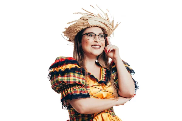 Бразильская женщина в очках и типичной одежде для фестиваля — стоковое фото