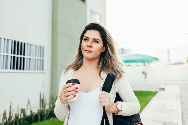 Studentessa vestita con abiti casual passeggiare per la città — Foto Stock