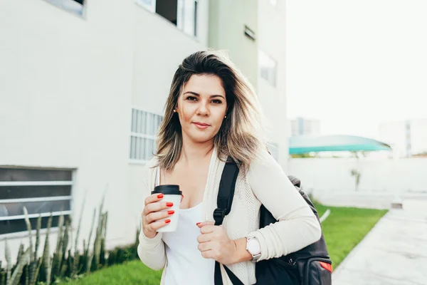 Studentessa vestita con abiti casual passeggiare per la città — Foto Stock