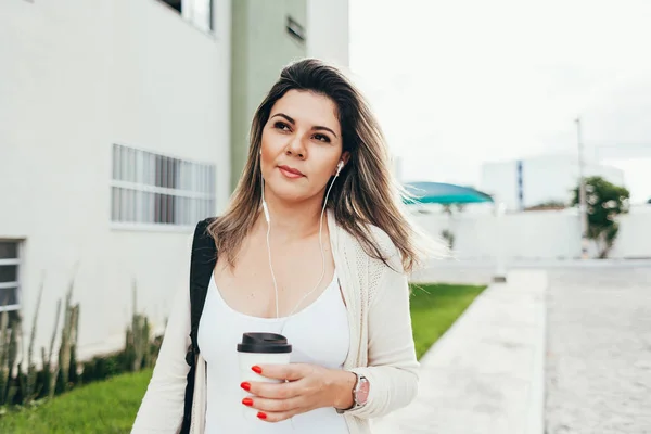 Studentessa vestita con abiti casual passeggiare per la città — Foto Stock