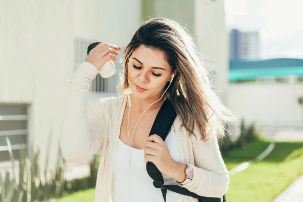 Studentessa vestita con abiti casual passeggiare per la città — Foto Stock