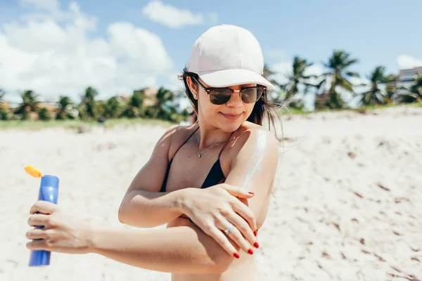 Solskydd, solskydd. Kvinna att sätta sol kräm på axeln leende vacker sommardag. Hudvård. Flicka som tillämpar solkräm — Stockfoto