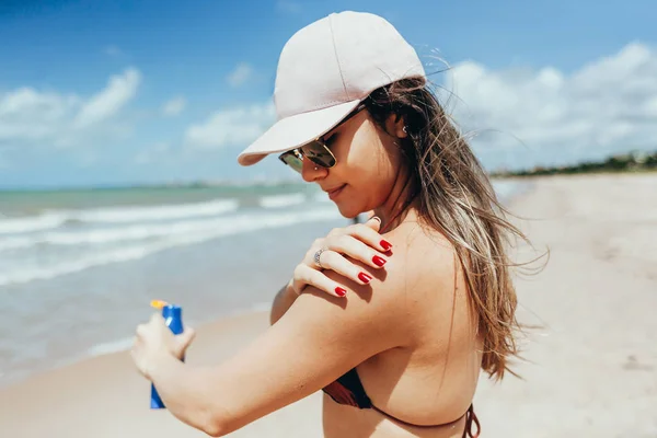 Solskydd, solskydd. Kvinna att sätta sol kräm på axeln leende vacker sommardag. Hudvård. Flicka som tillämpar solkräm — Stockfoto