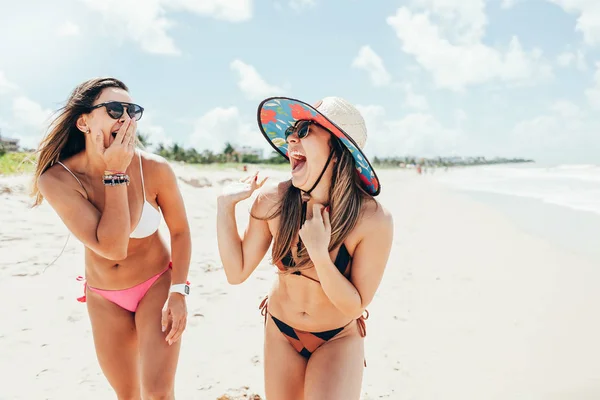 Duas meninas bonitas se divertindo na praia tropical — Fotografia de Stock
