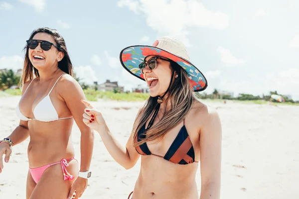 두 예쁜 여자 데 재미 에 열대 해변 — 스톡 사진