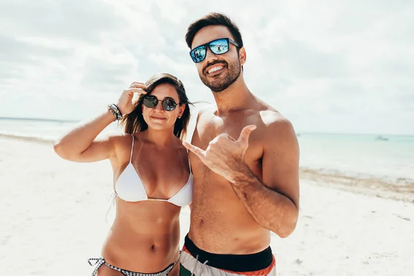 Pasangan muda bersenang-senang di pantai tropis — Stok Foto