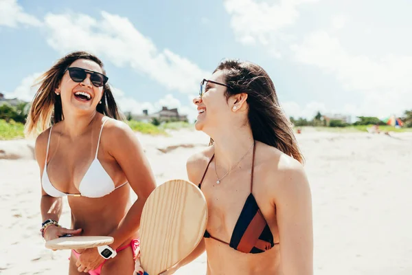 Twee mooie meiden die plezier hebben op tropisch strand — Stockfoto