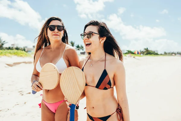 Dua gadis cantik bersenang-senang di pantai tropis — Stok Foto