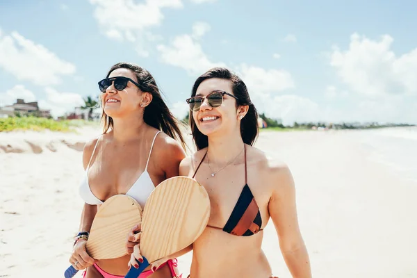 Dua gadis cantik bersenang-senang di pantai tropis — Stok Foto
