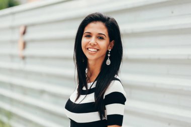 Şehirde güzel karışık ırk kadın portresi