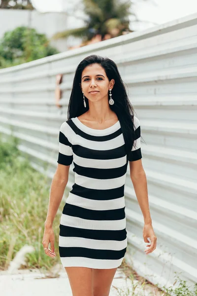 Retrato de bela mulher de raça mista na cidade — Fotografia de Stock