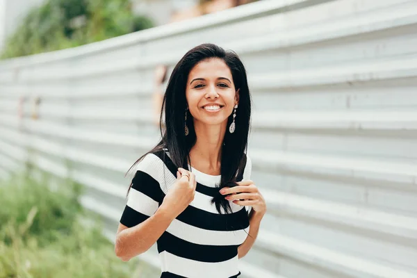 Portret van mooie gemengde race vrouw in de stad — Stockfoto