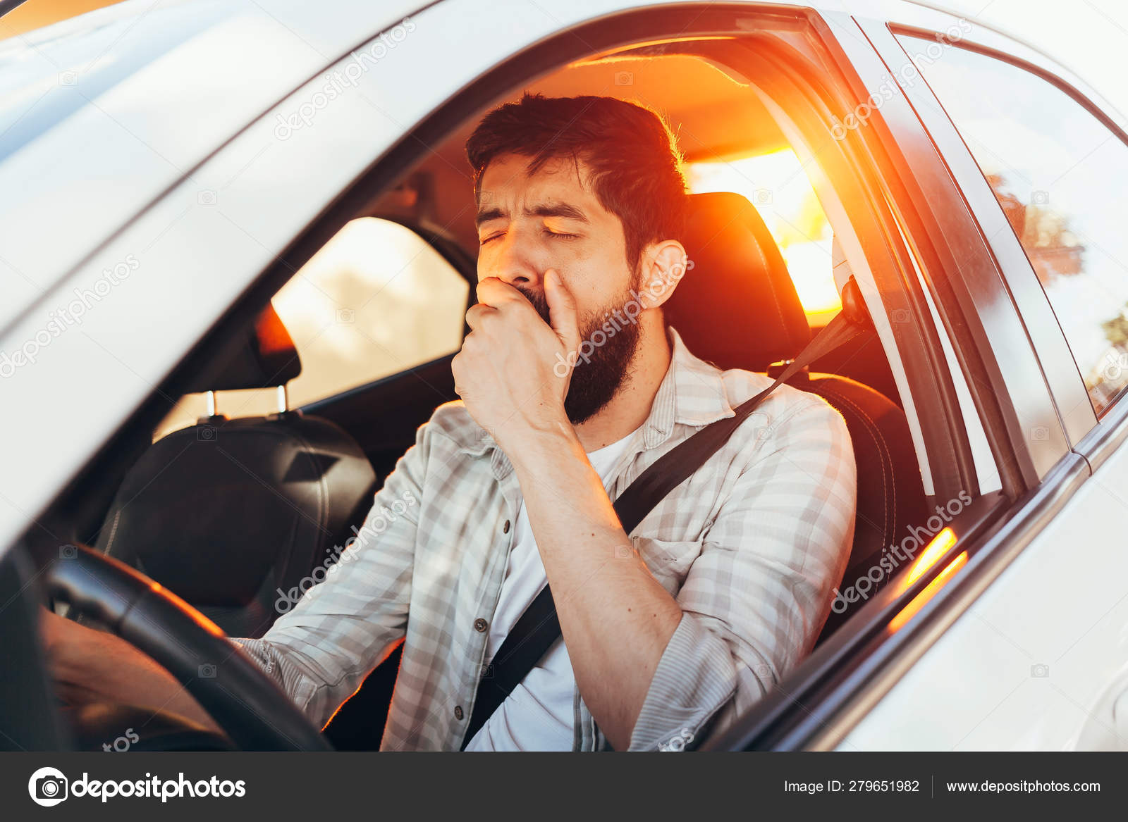 彼の車を運転しながらあくび疲れた男 ストック写真 C Kleberpicui