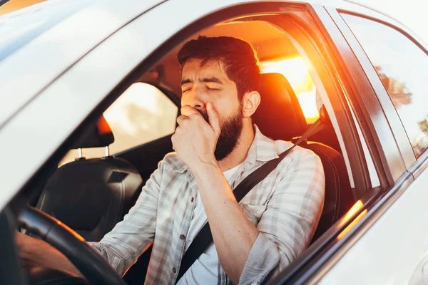 彼の車を運転しながらあくび疲れた男 — ストック写真