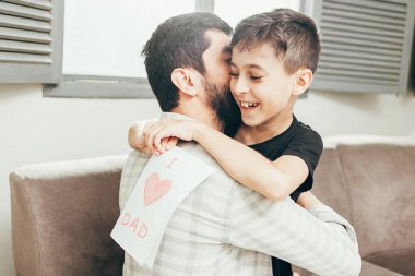 Babalar günün kutlu olsun! Oğlu babamı tebrik ve ona bir gree vererek