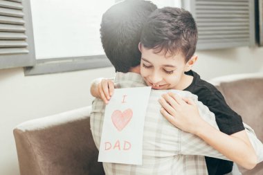 Babalar günün kutlu olsun! Oğlu babamı tebrik ve ona bir gree vererek