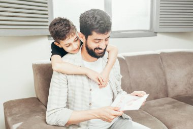Babalar günün kutlu olsun! Oğlu babamı tebrik ve ona bir gree vererek