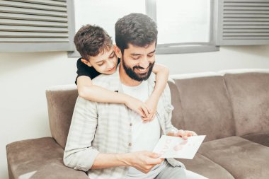 Babalar günün kutlu olsun! Oğlu babamı tebrik ve ona bir gree vererek
