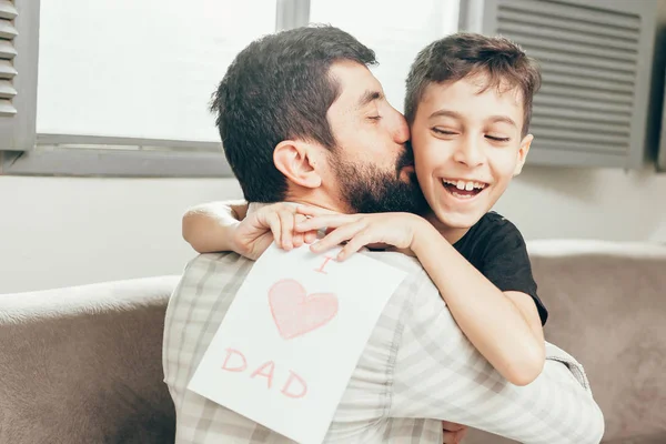 Feliz dia do pai! Filho parabenizando o pai e dando-lhe um gree — Fotografia de Stock