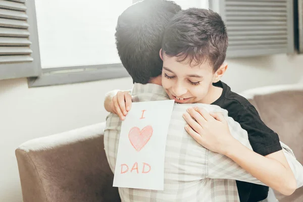 Feliz dia do pai! Filho parabenizando o pai e dando-lhe um gree — Fotografia de Stock