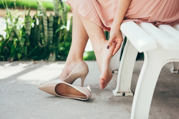 不快のために屋外で脚の痛みに苦しむ女性 — ストック写真