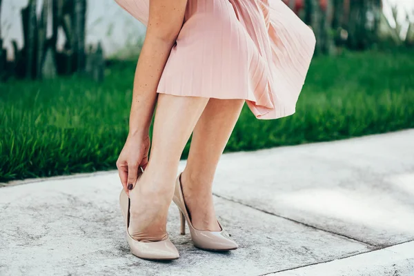 Woman suffering from leg pain outdoors because of uncomfortable — Stock Photo, Image