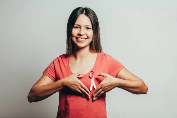 Concepto de salud y medicina - mujer en camiseta con fibra rosa —  Fotos de Stock