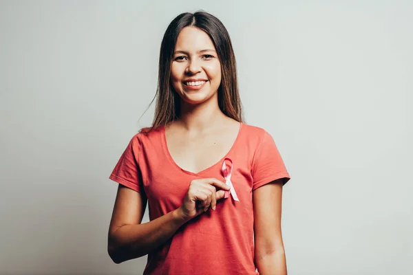 Sağlık ve tıp kavramı - pembe bre ile t-shirt kadın — Stok fotoğraf