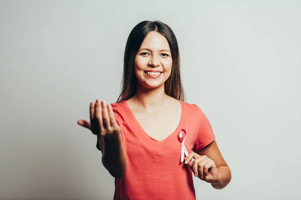 Concepto de salud y medicina - mujer en camiseta con fibra rosa —  Fotos de Stock