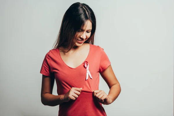 Vård-och medicin koncept-kvinna i t-shirt med rosa BRE — Stockfoto