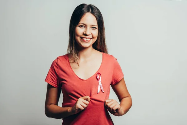 Concepto de salud y medicina - mujer en camiseta con fibra rosa —  Fotos de Stock