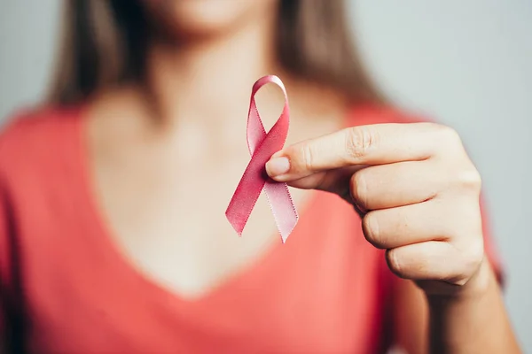 Concetto di assistenza sanitaria e medicina - donna con un nastro rosa di sensibilizzazione al cancro al seno — Foto Stock