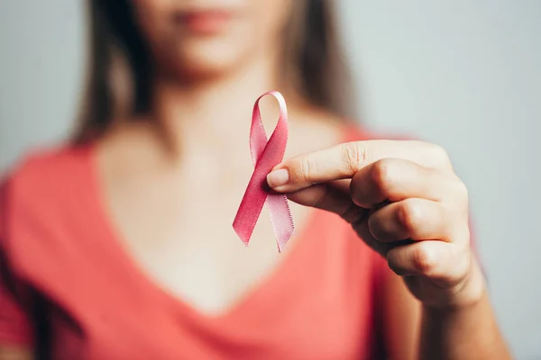 Hälso-och sjukvård koncept - kvinna med rosa bröstcancer medvetenhet band — Stockfoto