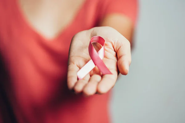 แนวคิดการดูแลสุขภาพและการแพทย์ ผู้หญิงถือริบบิ้นการรับรู้มะเร็งเต้านมสีชมพู — ภาพถ่ายสต็อก