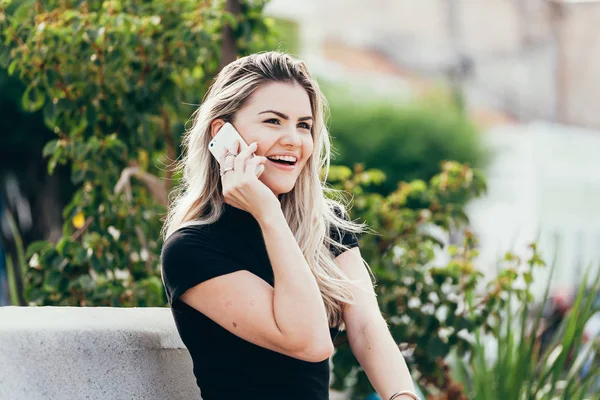 Outdoor portrait of young woman using cellphone — Stock Photo, Image