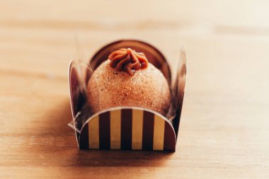 Brigadeiro. Brigadeiro geleneksel bir Brezilya tatlısıdır. Brezilya mutfağı