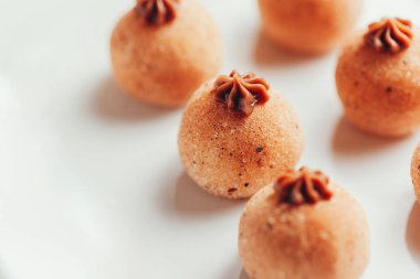 Brigadeiro. Brigadeiro geleneksel bir Brezilya tatlısıdır. Brezilya mutfağı
