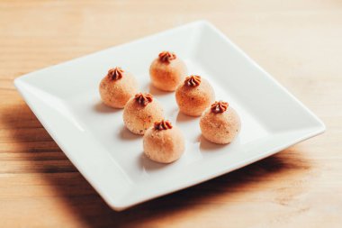 Brigadeiro. Brigadeiro geleneksel bir Brezilya tatlısıdır. Brezilya mutfağı
