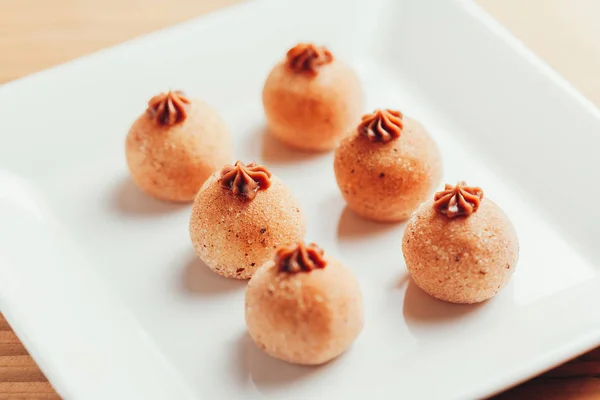 Brigadeiro. O brigadeiro é uma sobremesa tradicional brasileira. Cozinha brasileira — Fotografia de Stock