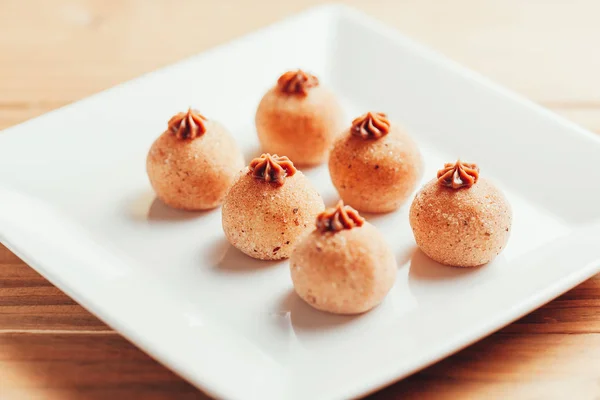 Brigadeiro. O brigadeiro é uma sobremesa tradicional brasileira. Cozinha brasileira — Fotografia de Stock