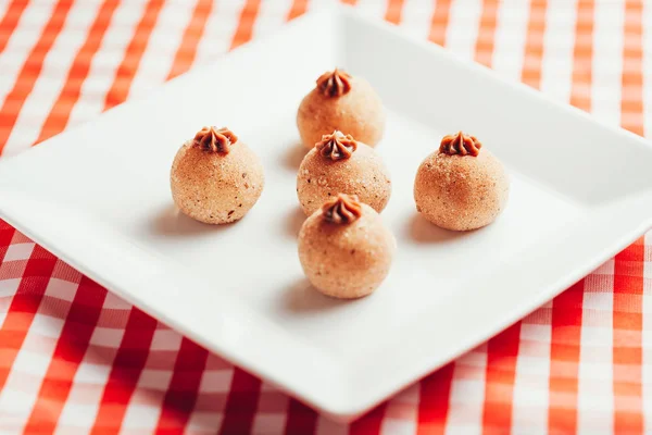 Brigadeiro. O brigadeiro é uma sobremesa tradicional brasileira. Cozinha brasileira — Fotografia de Stock