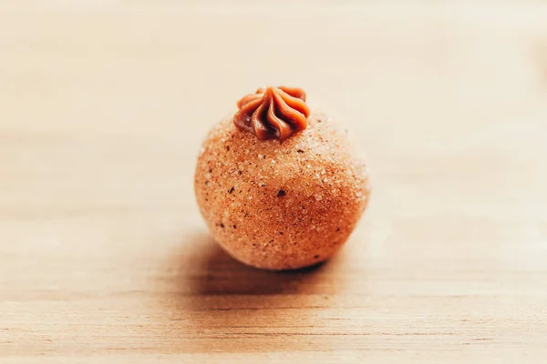 Brigadeiro. O brigadeiro é uma sobremesa tradicional brasileira. Cozinha brasileira — Fotografia de Stock