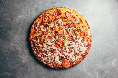 Gri arka plan üzerinde lezzetli pizza Düz yatıyordu