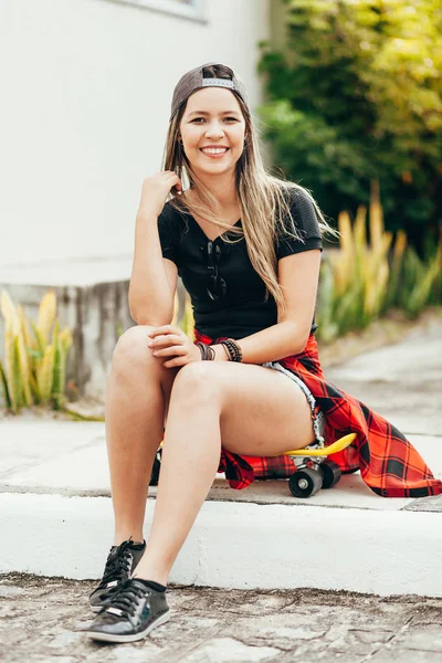 Retrato de sorrindo jovem skatista com seu skate — Fotografia de Stock