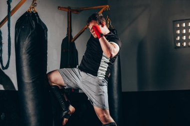 Spor salonunda kum torbası ile egzersiz Kas kickbox savaşçı