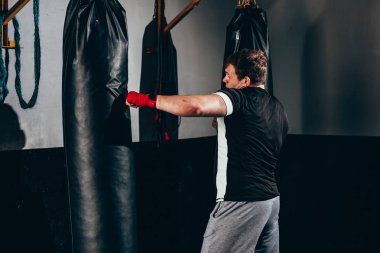 Spor salonunda kum torbası ile egzersiz Kas kickbox savaşçı