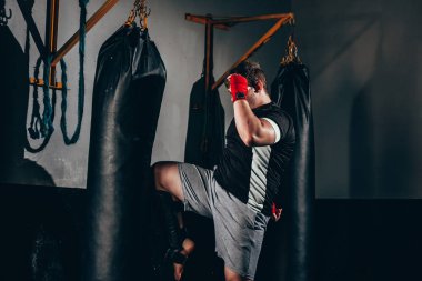 Spor salonunda kum torbası ile egzersiz Kas kickbox savaşçı