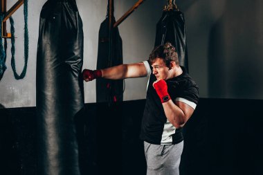 Spor salonunda kum torbası ile egzersiz Kas kickbox savaşçı