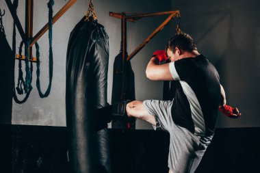 Spor salonunda kum torbası ile egzersiz Kas kickbox savaşçı